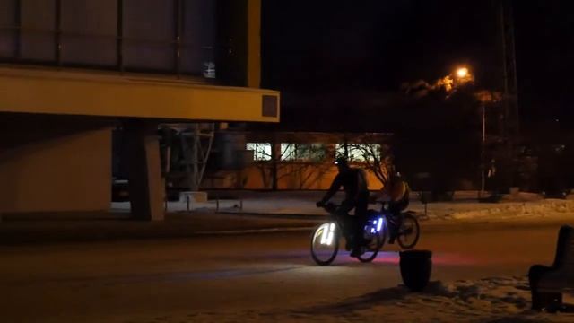 Велосипедисты в темноте - cyclists in the dark смотреть онлайн