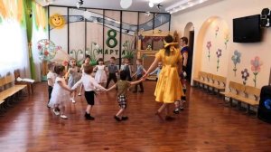 Младшая группа хоровод Мамочка мы тебе поможем