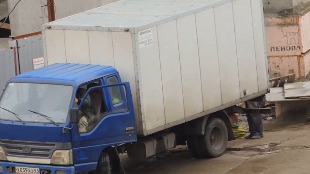 Смешной Фургончик, что то привозил на стройку. смотреть онлайн