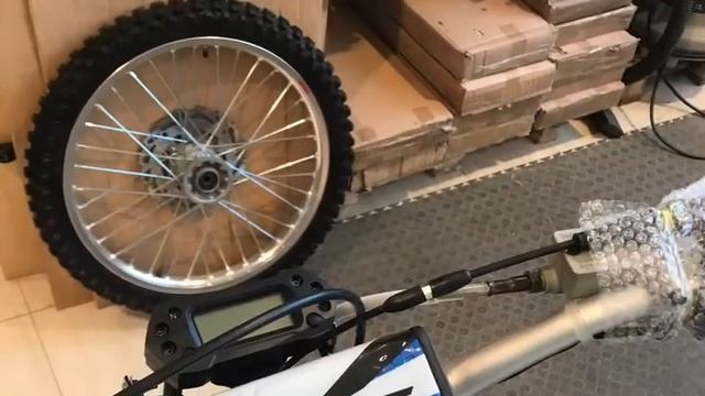 Сборка из коробки нового эндуро мотоцикла BSE J1 смотреть онлайн