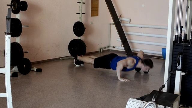 отжимание на одной гантеле смотреть онлайн