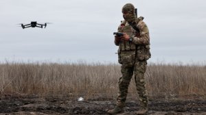 Дроны-камикадзе громят опорные пункты ВСУ. Лучшее видео из зоны СВО за день