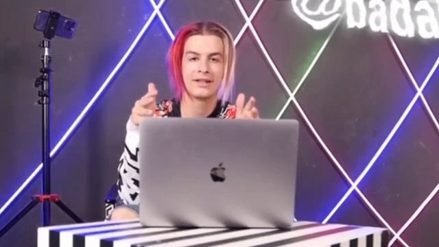 Иван Золочевский презентует новый MacBook Pro с новой технологией Retina Display. смотреть онлайн