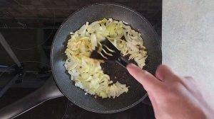 Жарим сморчковую шапочку с луком и сметаной.