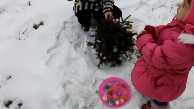 Делаем разноцветный лёд и украшаем ёлку. смотреть онлайн