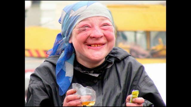 У вокзала шляются бомжихи. В.Якушечкин