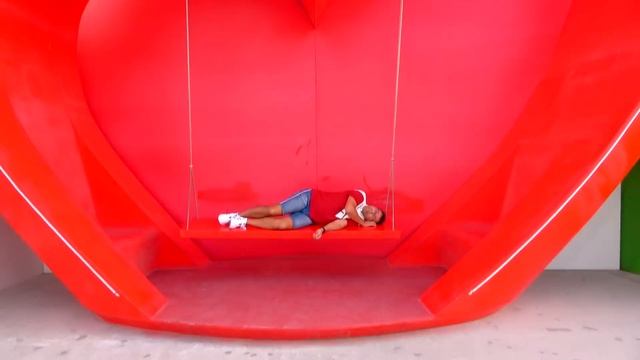 Diana and Roma play with Dad at the playground in Dubai Creek Harbour смотреть онлайн