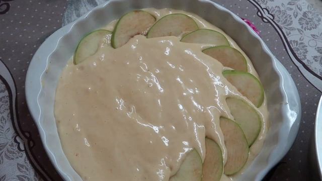 ШАРЛОТКА С ЯБЛОКАМИ ПРОСТОЙ И САМЫЙ ВКУСНЫЙ РЕЦЕПТ! смотреть онлайн