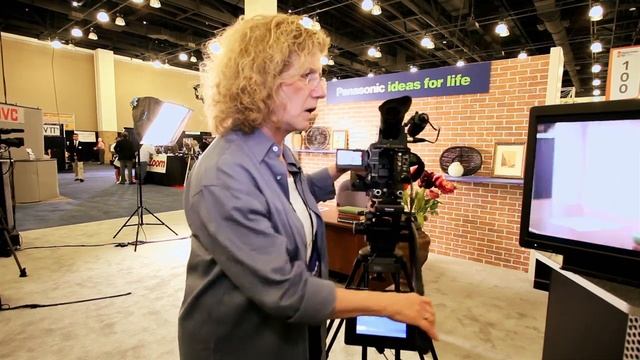Jan Livingston from Panasonic about the new AG-AF100 @ DV Expo смотреть онлайн