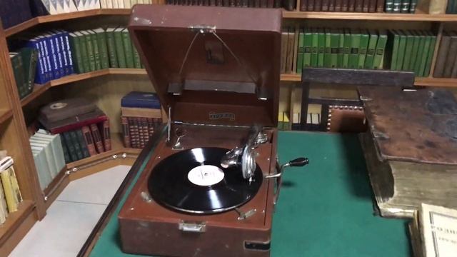 Старинный советский патефон Ленинградский патефонный завод "Дружба" смотреть онлайн