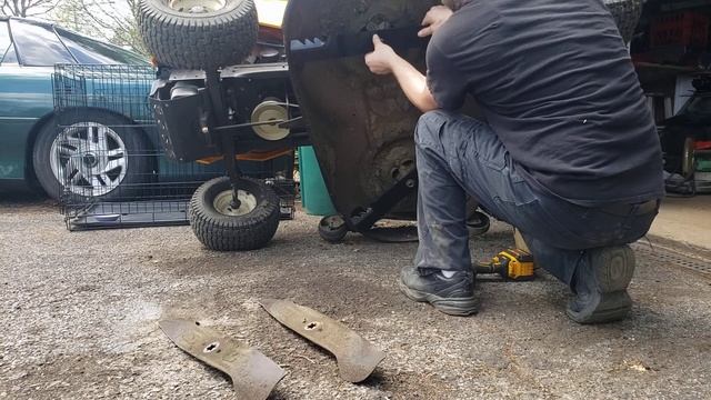 How to quickly replace lawnmower blades on a Cub Cadet Enduro Series XT1 LT46 смотреть онлайн