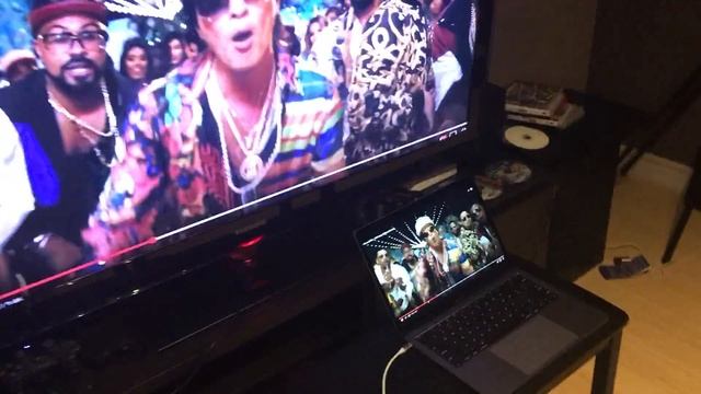 LYNQ HDMI Test with MacBook Pro 13" Late 2016 смотреть онлайн
