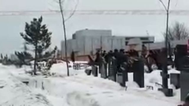 похороны мавроди. пришло не более 20 человек. Буднично. В среднем на похороны больше и не приходит смотреть онлайн