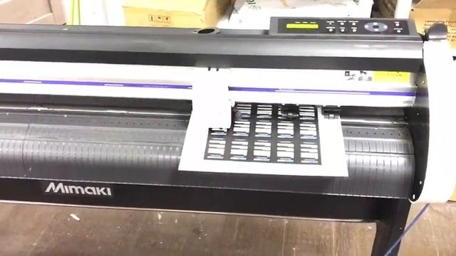 Плоттерная резка позволяет фигурно вырезать на поверхности самоклейки текст, узор, композиции. смотреть онлайн