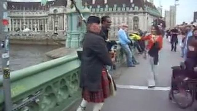 Szkot Gra na kobzie w Londynie - to są DUDY nie Kobza - Kobza to instrument strunowy :) смотреть онлайн