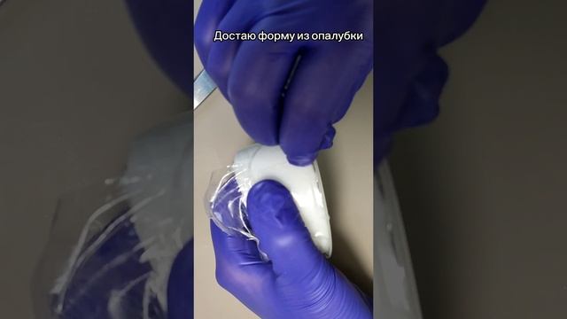 Заливка самодельного молда из силикона #resinart #эпоксиднаясмола #epoxy #handmade #siliconemould смотреть онлайн