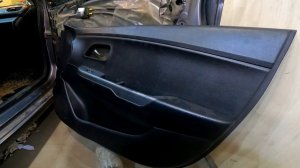 Снимаем дверную карту передних дверей Kia Rio 2011-2017год