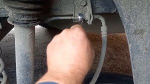 КИА рио4 замена тормозного шланга. Следите за тормозами у РИО4 это болезнь.