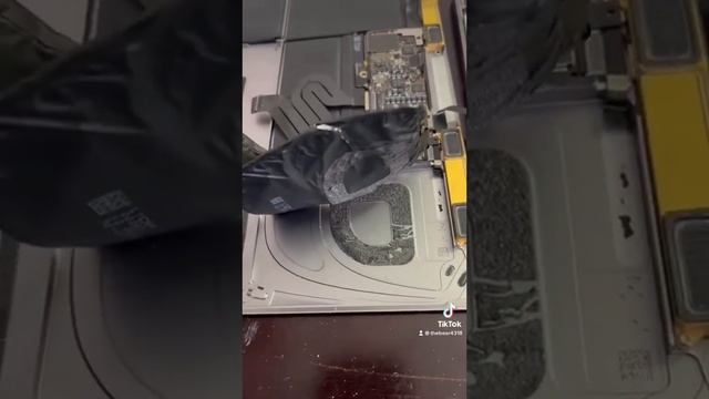 How to replace the battery in a MacBook retina 12” (early 2015-2016-2017) смотреть онлайн