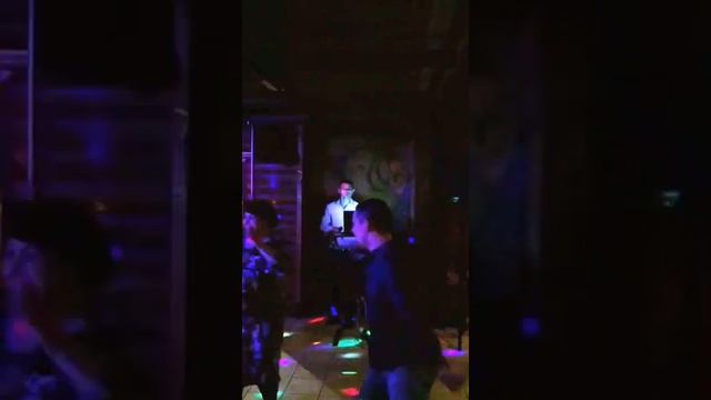 Ресторанный певец поет шансон лучше оригинала. смотреть онлайн