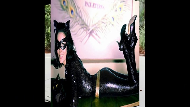 Девушки как кошки, костюмчики у них что надо! 