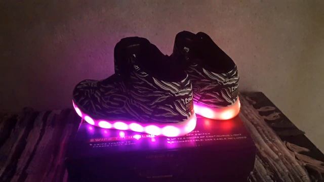 Детские высокие кеды Skechers Lights Out Glow смотреть онлайн