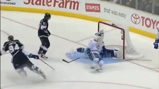 Roberto Luongo Amazing Save on Ryan Smyth 4/25/10 Game 6 смотреть онлайн