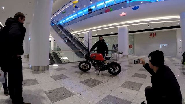 На мотоцикле по ТЦ смотреть онлайн