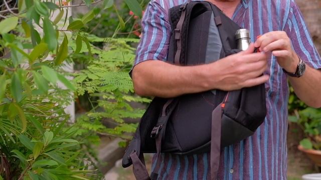 Review: Mind Shift Gear's Photocross 13 Sling Bag смотреть онлайн