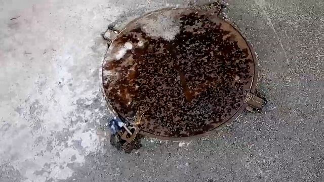 Канализационный люк на замке смотреть онлайн
