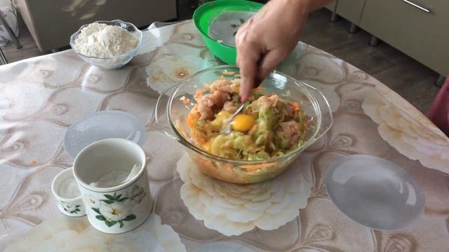 Готовим из кабачков Растрепки с добавлением куриной грудки смотреть онлайн