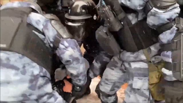 Жëсткое задержание около матросской тишины, с применением электрошокера смотреть онлайн