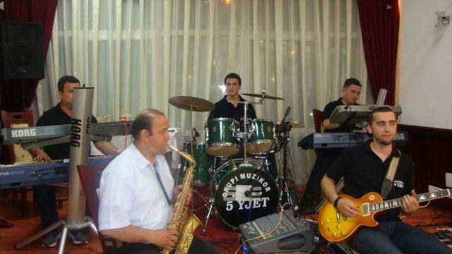 Grupi Muzikor 5 Yjet Live Po Vjen Kavaleri смотреть онлайн