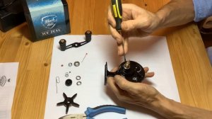 Катушка на зимнюю рыбалку Black Side Ice Zeal подходит и под правую и под левую руку.