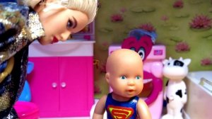 ЧТО С ВОДОЙ В БАССЕЙНЕ!? Катя и Макс веселая семейка! Смешные куклы БАРБИ истории ДаринелкА ТВ