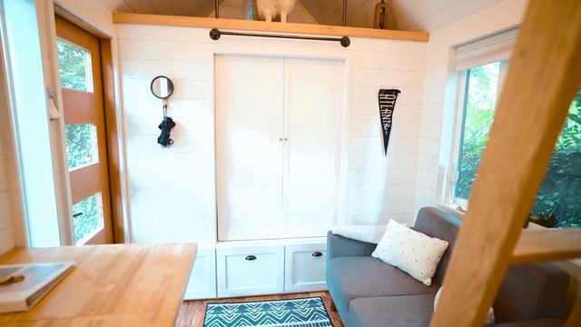 Tiny House That Sleeps 4! | Airbnb Tiny Home Tour! смотреть онлайн