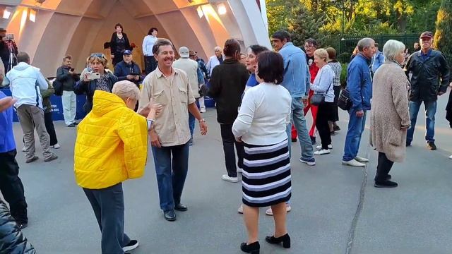Буду утро каждое цветы дарить Танцы в парке Горького Харьков Сентябрь 2021 смотреть онлайн