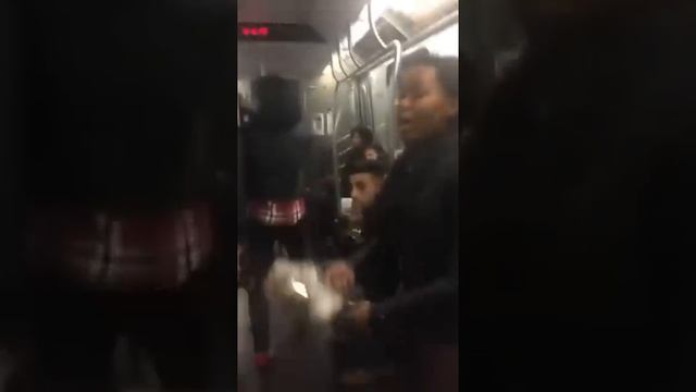 Чёрная малышка решила подерзить в метро