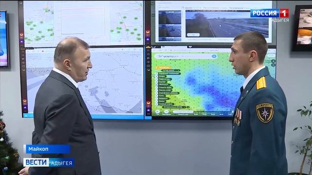 Глава Адыгеи наградил отличившихся сотрудников МЧС и поздравил всех с профессиональным праздником