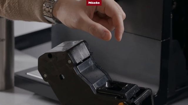 Odtłuszczanie zaparzacza ekspresu do kawy Miele CM7 - film instruktażowy смотреть онлайн