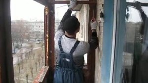 Демонтаж старого балконного остекления