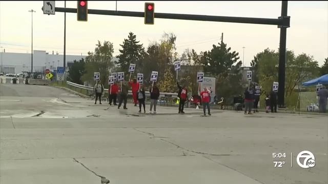 Some Stellantis auto workers feel UAW-Ford tentative deal falls short, fear domino effect смотреть онлайн