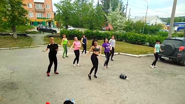 Ana Mena, Becky G, De La Ghetto - Ya Es Hora@DanceFit тренировка на улице смотреть онлайн