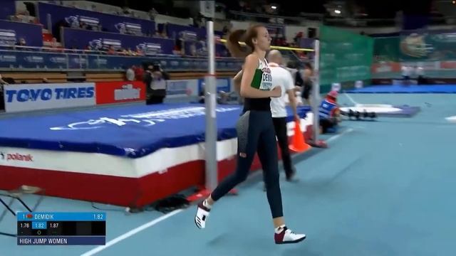 Карина Демидик в квалификации чемпионата Европы по легкой атлетике. Торунь, 5 марта 2021 года смотреть онлайн