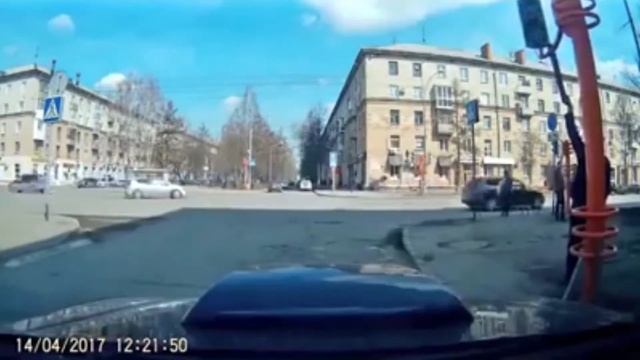 Парень хотел исправить работу светофора и... смотреть онлайн