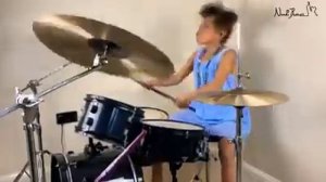 Девочка круто играет на барабанах!