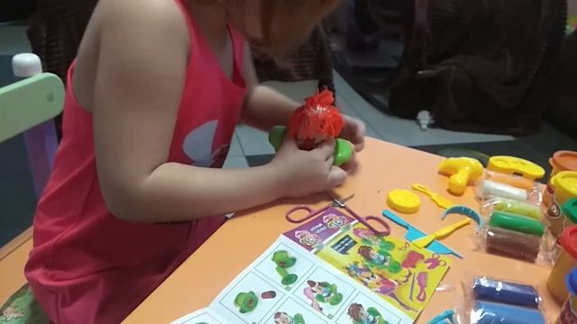 Набор "Стилист-парикмахер". Делаем прически из разноцветного теста смотреть онлайн