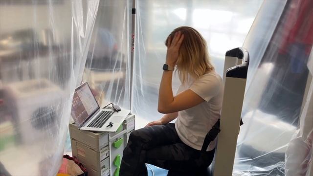 Меняю цвет лестницы своими руками/ Как и чем шлифовать дерево? / ДЕНЬ 2 смотреть онлайн