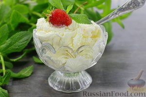 В магазине такого не купишь. 
МОРОЖЕНОЕ ИЗ СЛИВОК И СГУЩЁНКИ