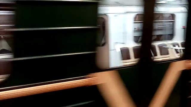 Состав метро 81 717.5 (Номерной) прибывает на станцию Медведково